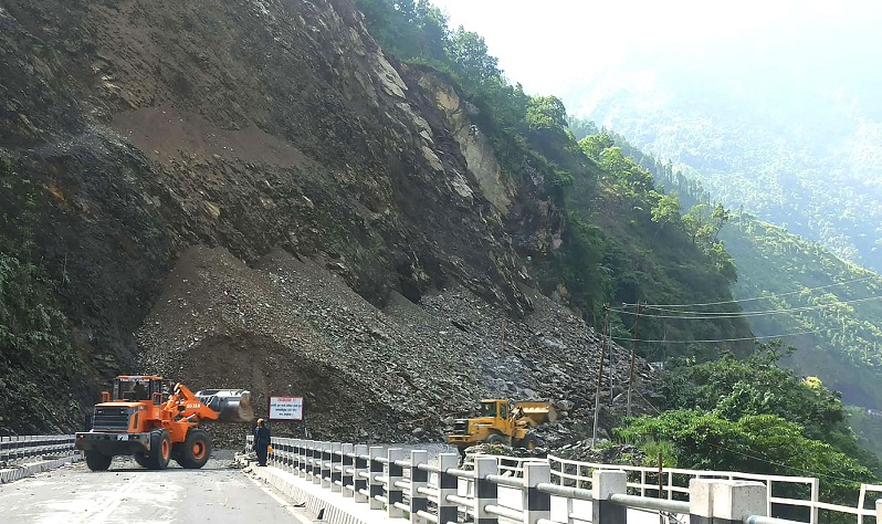 मुग्लिन–नारायणगढ सडक अझै खुलेन, यात्रु दुई रातसम्म सडकमै अलपत्र