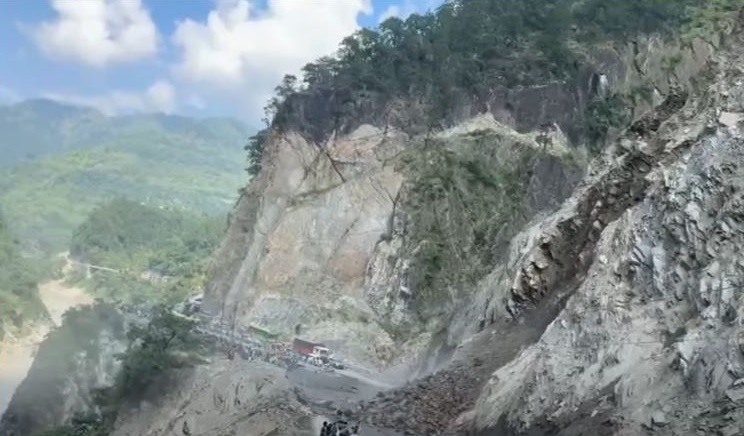 पहिरोले मुग्लिन–नारायणगढ सडक फेरि अवरुद्ध