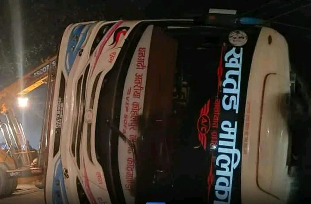 काठमाडौंबाट धनगढीतर्फ आउँदै गरेको बस दु*र्घटना : एकको मृ*त्यु, पाँच घाइते