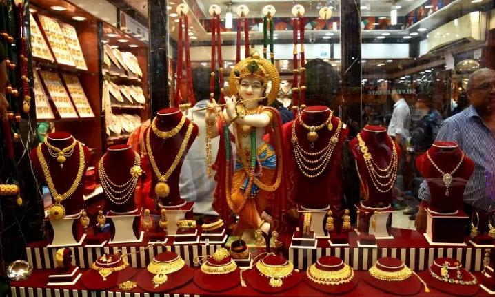 सुनको भाउ घट्यो, कतिमा हुँदैछ कारोबार ?