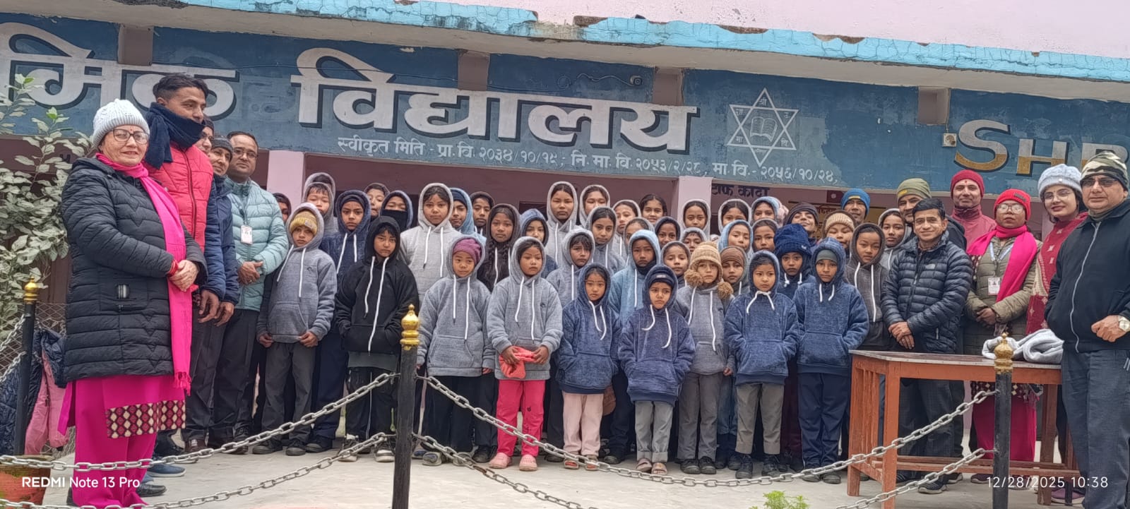 कञ्चनपुर : बेलौरी नगरपालिका–४ द्वारा विद्यार्थीहरुलाई न्यानो लुगा