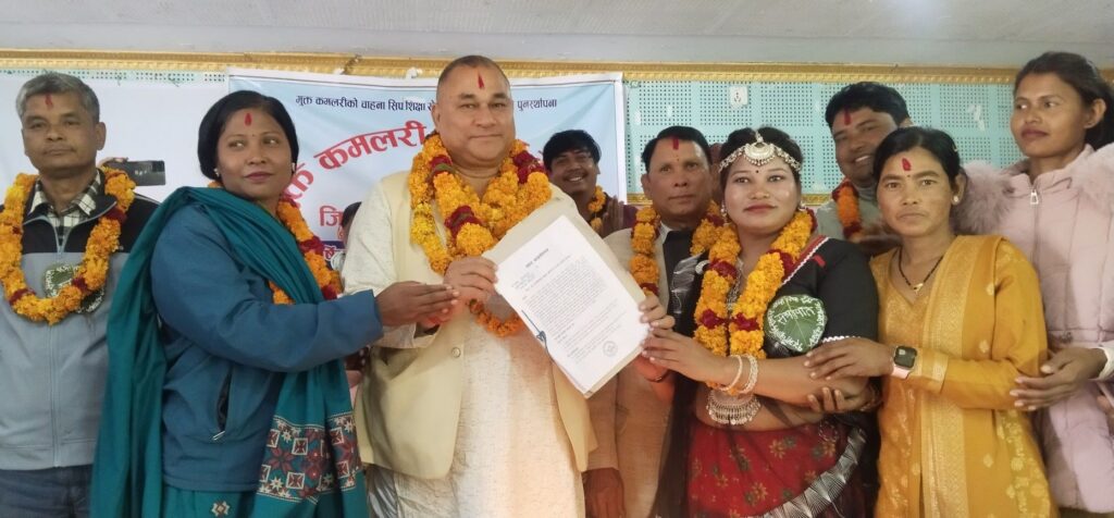 मुक्त कमलरीले बुझाए मुख्यमन्त्री शाहलाई ज्ञापनपत्र