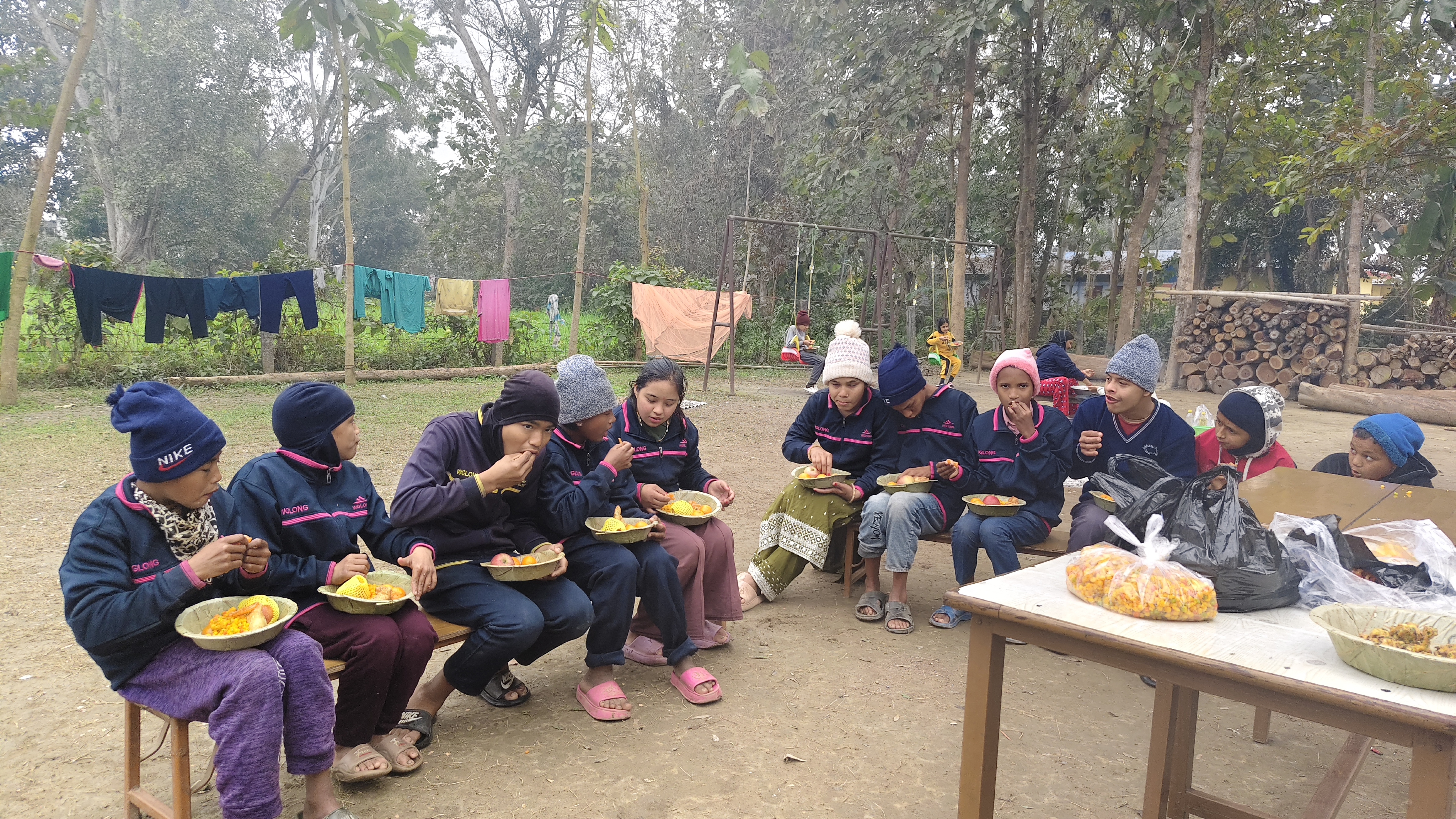 जन्मदिनमा नेता भट्टद्वारा बौद्धिक अपांगता भएका बालबालिकालाई फलफूल