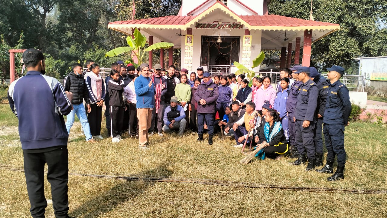 कालिका मन्दिर परिसर सरसफाइमा बेलौरी प्रहरीकाे सक्रियता