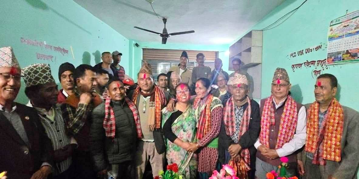 बेलडाँडी : एमाले नेता भीमबहादुर थापा सहित दर्जनौं कार्यकर्ता नेकपा प्रवेश