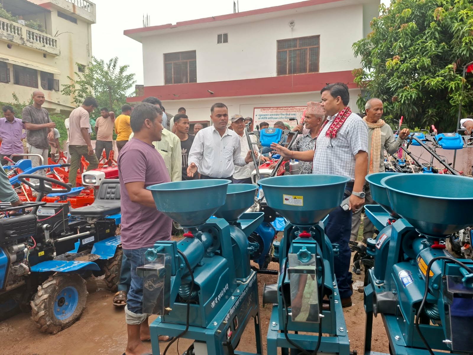 बेलौरीका किसानलाई कृषि उपकरण वितरण
