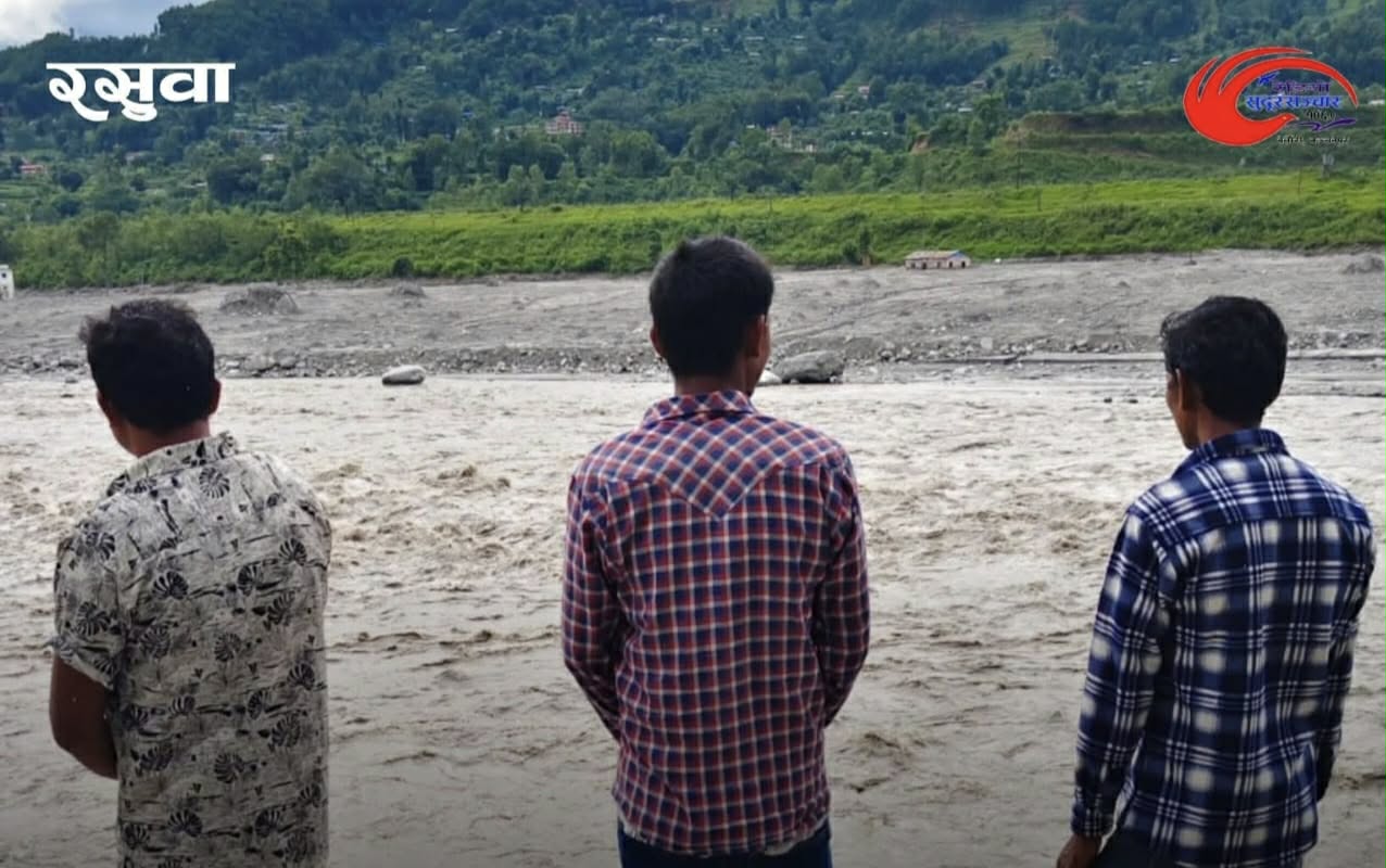 ‘कि सास, कि लास’को आशामा बाढी प्रभावित क्षेत्र पुगे दाजुभाइ