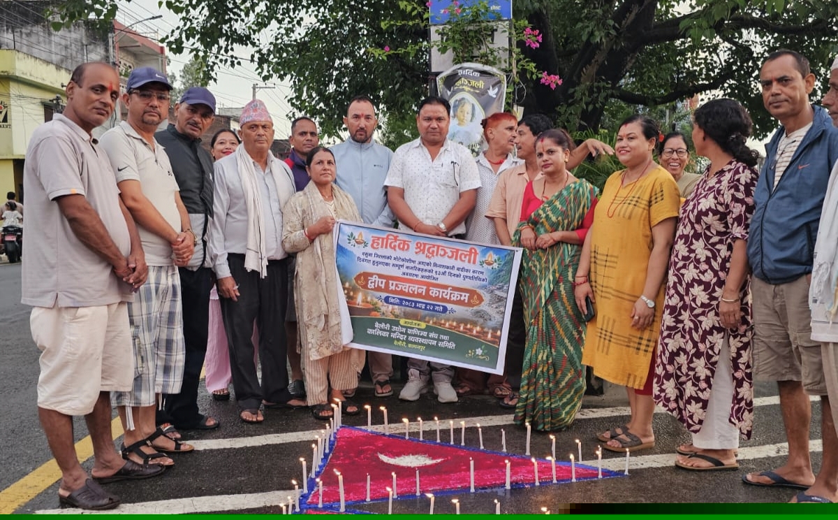 रसुवा बाढीका मृतकप्रति बेलौरीमा दीप प्रज्वलन सहित श्रद्धाञ्जली