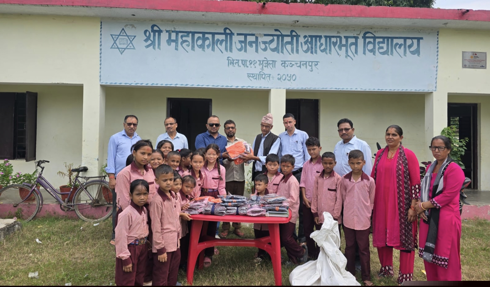 कञ्चनपुर : वडाध्यक्ष थापाद्वारा ३२ विद्यार्थीलाई विद्यालय पोशाक
